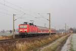 Eigentlich sollte ja die Sonne scheinen und eigentlich habe ich auf einen Taurus am RE 18 gehofft, das Ergebnis seht ihr hier: fast keine Sonne und gar keinen Taurus. Stattdessen 143 576-7 mit dem RE 18 von Cottbus nach Dresden. Fotografiert am 17.11.2011 zwischen Priestewitz und Niederau. 