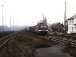 Eine 143 mit einem Gterzug auf Bahnhof Hasbergen am 5-2-2000.