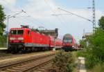 1.6.2008, Brck. 143 821-7 mit RE 7 und ein weiterer RE (143 877-9) stehen beide wegen Waldbrnden in den jeweiligen Richtungen.