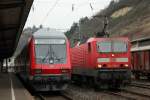 DB 143 078-4 posiert sich neben einem defekten Dosto-Steuerwagen in Linz am Rhein am 10.3.2012