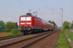 In Grubberath an der Frther Hecke ist die 143 953-8 mit Dostockwagen als RB 27 nach Mnchengladbach unterwegs.....Foto vom 7. Mai 2012