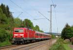 Die sehr saubere Stuttgarter 143 886-0 bringt am 11. Mai 2012 ihre aus drei n-Wagen bestehende Regionalbahn nach Plochingen, als ich sie bei Gppingen aufnehmen konnte.