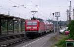 DB 143 002-4 schiebt RB 26415 Leipzig Hbf. - Weienfels, KBS 582 Leipzig - Weienfels, fotografiert bei der Ausfahrt Bhf. Leipzig-Leutzsch am 29.07.2010 --> Sehr traurig der Zustand der Bahnhofsanlagen, wie man am zerfallenden Bahnsteigdach im Hintergrund sehen kann.