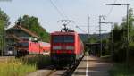 143 308-5 mit der RB 26919 (Freiburg(Breisgau) Hbf-Seebrugg) und RB 26918 (Neustadt(Schwarzw)-Freiburg(Breisgau) Hbf) mit Schublok 143 810-0 in Himmelreich 24.6.12