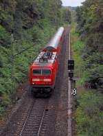 Im Einschnitt am Gotzweg in Rheydt Mlfort schiebt am Abend des 16.7.2012 die 143 018-0 einen RB 27 Zug in Richtung Odenkirchen.