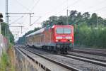 Am sonnigen Abend des 26.07.2012 durhcfhrt 143 166 den Bahnhof von Dreieich-Buchschlag.