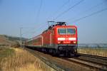 Mit RB 29651 am Haken rollt 143 340-8 bei Nierstein am 24.