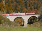 Eine freiburger 143 befhrt das Ravennaviadukt auf der Hllentalbahn.