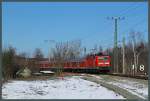 Wegen Bauarbeiten in Groenhain Cottbuser Bahnhof wurde der RE 18 Cottbus - Dresden am 16.3.2013 ber Elsterwerda umgeleitet und bot so die seltene Gelegenheit den Zug mit dem Einfahrvorsignal des Bahnhofs Elsterwerda-Biehla zu fotografieren. Hier passiert 143 306-9 mit RE 18407 das vermutlich letzte noch in Betrieb befindliche alte Hl-Vorsignal mit schrgen Signalschirm.