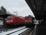 Geislingen(Steige): Auf Gleis 1 steht eine RB von Geislingen nach Plochingen (Abfahrt 10:48) und auf Gleis 2 ein RE von Mosbacg-Neckarelz ber Stuttgart nach Ulm.