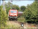 BR 143 210-3 aus Sassnitz auf dem Weg nach Stalsund. Hier kurz vor dem Halt in Sagard am 22.8.06