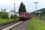 Ein Gewitter lag in der Luft...

aber das kam Gott sei Dank erst spter am Abend.

143 174-1 bahnte sich mit RE 1 aus Koblenz nach Saarbrcken den Weg durch die schwle Luft.

Noch gute 44 Kilometer sind es bis Saarbrcken, hier in Besseringen, einem Stadtteil von Merzig.

Vielen Dank an den Lokfhrer fr den beidarmigen Gru.

KBS 685 21.06.2012