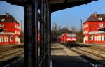 Spieglein, Spieglein...

Der 4. April 2013 war einer der ersten Tage seit langem, an dem sich endlich wieder einmal die Sonne am Himmel zeigte. Deshalb ging es frh morgens los. Das erste Ziel sollte der Wiehrebahnhof in Freiburg sein. Das Bahnhofsgebude wurde erst vor nicht allzu langer Zeit renoviert und erstalt seither in einem leuchteten rot. Leider ist Graffiti auch hier ein groes Problem, trotz Videoberwachung. Bis auf die drei Glasscheiben der Unterfhrung, in denen sich das Gebude spiegelt, ist die berdachung komplet mit Graffiti verschmiert. Nichtsdestotrotz verstrmt der erste Bahnhof nach Freiburg HBF in Richtung Hllental noch Bundesbahnflair. 
Hier ist 143 145 mit ihrem morgendlichen RB von Freiburg nach Seebrugg unterwegs. 