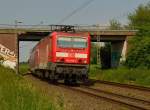 Am Freitagabend kommt die 143 661-7 mit einem RB 27 nach Mnchengladbach hinter Noithausen. 7.6.2013