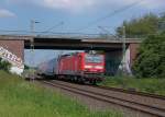 Ebenfalls am Freitag den 7.6.2013 schiebt hier die 143 129-5 einen RB 27 Zug nach Koblenz. Hier ist sie an der L116 Brücke auf den Kbs 465 bei Grevenbroich zu sehen.