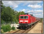 Am 05.09.06 gelang aus einem Fenster des Gegenzuges der Schnappschu von 143 176 im Hp Gollmitz. Die Zge der Linie RB43 (Brandenburg) begegnen sich auf diesem, aus dem Bf Gollmitz/Nl. im Jahr 2005 entstandenen Haltepunkt, alle 2 Stunden.   