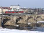 S2 nach Pirna berquert auf der Marienbrcke die Treibeis fhrende Elbe - Dresden, 06.02.2006
