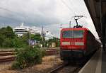 Hier 143 843-1 mit einer S1 von Warnemnde nach Rostock Hbf. und im Hintergrund AIDAmar in ihrem Basishafen fr den Sommer 2013, sie lief am Abend zu einer Ostsee-Kreuzfahrt nach Tallinn, St. Petersburg, Helsinki und Stockholm aus. (Warnemnde, 15.6.2013)