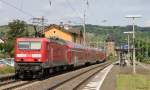 Mit einem Regionalexpress nach Frankfurt am Haken macht 143 568-4 am 2. Juli 2013 Halt in Oberwesel.