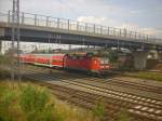 143 935-5 schiebt ihre Doppelstockwagengarnitur unter die Zeppelinbrcke durch im Bahnhof Nordhausen 04.08.2013