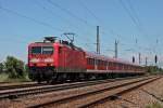 Am Mittag des 13.06.2013 bespannte die Freiburger 143 364-8 eine RB, bestehend aus n-Wagen, von Offenburg nach Neuenburg (Baden). Hier ist die RegionalBahn bei der Einfahrt in den bahnhof von Orschweier.