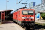 143 308-5 DB steht abfahrbereit in Freiburg im Breisgau-Hbf mit einem Regionalzug nach Seeburgg (Schwarzwald) bei tollem Sommerwetter am 21.7.2013.