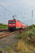 Am Freitagnachmittag schiebt die 143 910 einen RB27-Zug in den Bahnhof Grevenbroich auf ihrem Weg nach Koblenz.