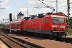 Hier 143 169-1 und 143 822 mit einer RB20 (RB16181) von Eisenach nach Halle(Saale) Hbf., bei der Ausfahrt am 14.7.2013 aus Weimar.