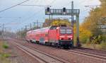 143 832 bespannte am 20.10.13 einen RE von Halle(S) nach Leipzig. Hier passiert der RE den Haltepunkt Dieskau. Wegen der Probefahrten im Citytunnel Leipzig wurden die RE nicht wie blich mit silbernen Talenten sondern wieder mit der BR 143 gefahren.