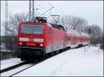 Winterzeit- 143 250-9 fhrt mit der RB33312 (aus Sassnitz) in den Bhf Stralsund Rgendamm ein.  ( am 10.03.05) 