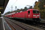 143 042-0 am 10.11.2013 in Freiburg Wiehre zusammen mit RB 26993 (Freiburg (Brsg) Hbf - Seebrugg) und 140 050-3 an der Zugspitze.