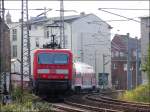 143 841-5 schiebt den RE33207 (aus Rostock) in den Hbf Stralsund.  (am 25.08.06) 