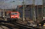 143b 909 ist hier als Zuglok für die S2 von Dresden Flughafen nach Pirna unterwegs und fährt am Bahnsteig  4 in Dresden Neustadt ein. 23.12.2013  12:42 Uhr.