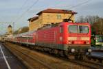 Auf Gleis 1 des Bahnhofs Neckarsulm ist soeben eine RB nach Würzburg eingefahren, Steuerwagenvoraus schiebt die 143 965-2 den aus N-Wagen bestehenden Zug. 3.1.2014