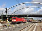 Die 143 948 mit einer RB am 07.10.2012 bei der Einfahrt in den Dessauer Hbf.