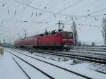 Am 24. Januar 2014 schiebt 143 639 die Regionalbahn 26419 nach Weißenfels. Bei der Ausfahrt aus dem Bhf Großkorbetha kommt es zur Begegnung mit dem ICE-T der BR 415(1.)  Karlsruhe  Tz 1502.