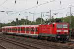 143 823 am 2.7.13 mit einer S6 in Dsseldorf-Rath. Der Zug wurde wegen einer Entgleisung in Derendorf zwischen Rath und Dsseldorf Hbf ber die Gterzugstrecke umgeleitet.