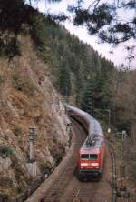 143-364 mit einem IRE auf der Schwarzwaldbahn bei Triberg.