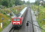 Am 9.6.09 präsentierte sich der Haltepunkt Fürth-Unterfarrnbach noch nahezu im schlichten Ursprungszustand mit zwei niedrigen Außenbahnsteigen. 143 022 hielt auf Gleis 1 mit einer RB nach Nürnberg.