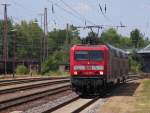 143 932 schiebt ihren RE Saarbrücken - Koblenz aus dem Bahnhof Dillingen Saar.