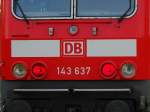 Scheinwerfer und DB Logo an 143 637 am 27.06.14 in Maintal Ost 