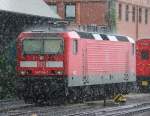 Im Strömenden Regen ist am 13.07.2014 die 143 114-7 abgestellt in Koblenz Hauptbahnhof.
