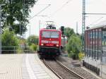 143 370-5 mit einem RE nach Dresden durchfährt am 11. August2014 den Bahnhof Herlasgrün im Vogtland. 