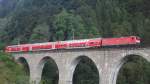 143 xxx schiebt ihre Regionalbahn das Höllental hinunter, hier über das Ravennaviadukt. August 2014.