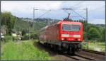 Die 143 194 mit der Rhein Erft Bahn am Haken ist rechtsrheinisch unterwegs bei Erpel-Kasbach.