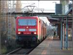 Zur Abfahrt bereit steht die 143 860-5 mit der S1 nach Warnemnde. Aufgenommen am 26.12.06 am Hp Marinenehe in Rostock

