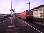 Am 24.11.2006 wartet in Hildesheim die Bond-143 vor der RB nach Hannover (ber Lehrte) auf ihren Abfahrtsauftrag.

Links noch zu erkennen: eurobahn und daneben Teile eines unbekannten ICE1.

EDIT: Kofferkulis wird man hier vergeblich suchen! Aber nach Hannover ist ja auch keine Weltreise. ;-)
Allerdings halten an diesem Bahnsteig auch einige Nacht-, Auto- und UEx-Zge, deren Passagiere schon fters welche bruchten.