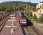 Baustelle - Der Bahnhof in Merzig an der Saar ist zur Zeit schwer im Umbau begriffen. Neue Bahnsteige und Unterführungen mit Fahrstühlen werden gebaut. Über eine schwankende Notüberführung müssen die Reisenden nun jonglieren, wenn sie in Richtung Saarbrücken reisen wollen oder aus Richtung Trier ankommen. Das bedeutet auch, dass man sein Gepäck oder den Kinderwagen einige Meter hinauf und wieder hinab wuchten muß. Auf die Idee einen  Trage  Service anzubieten kommt weder DB Netze noch der Besteller des SPNV, hier frei nach dem Motto:  Lieber Reisender friß oder stirb . Mal wieder keine Werbung für die Bahn, besonders dann wenn sich die Bauarbeiten länger als ein Jahr hinziehen, wie es in Völklingen passiert ist. 143 216 hat als RE Koblenz - Saarbrücken den Planhalt in Merzig eingelegt. Bahnstrecke 3230 am 26.10.2014