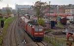 Zusammen mit 143 192 beförderte 143 832 eine S-Bahn von Halle-Trotha nach Nietleben. Beim verlassen des Hp. Steintorbrücke wird dabei das DB Museum Halle(S) passiert.