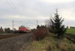 143 947 zieht den RE von Dresden Hbf nach Hof Hbf am 30.11.14 an der Schöpsdrehe bei Plauen/V.